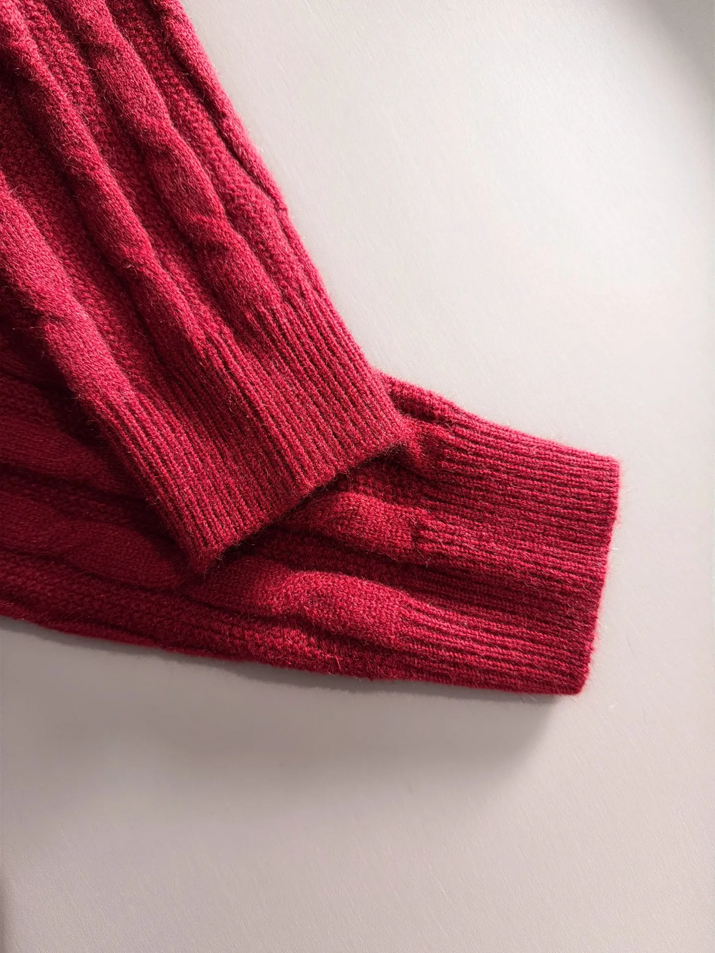 LP Loro Piana's latest sweaters from the official website for fall and winter 2026 are now on sale at the counter for Hot Sale! Specially made of wool blended fabric. It feels comfortable and can be directly in contact with the skin. The logo badge is exquisitely embroidered, which is extremely eye-catching! The details highlight the fashionable charm of big brands. Exquisite workmanship. Three-dimensional cutting style. The wearing effect is invincible and handsome! All three standards are complete! Sizes:M-3XL